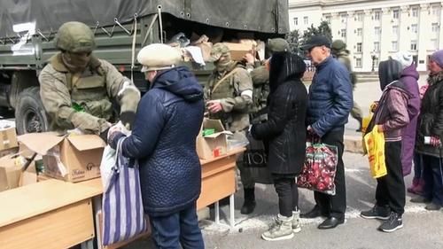Российские военнослужащие раздают гуманитарную помощь в Херсоне, март 2022