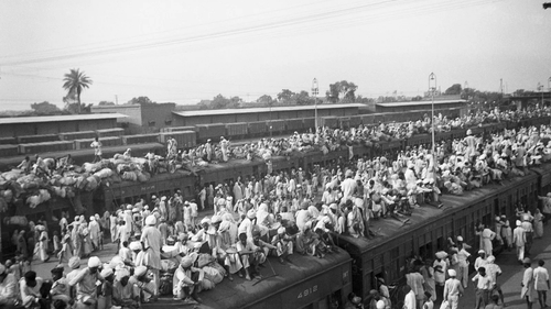 Индиустское население перемещается в Индию во время раздела страны в 1947 году