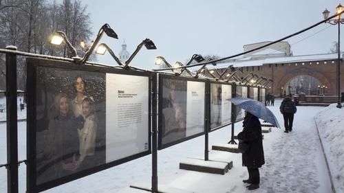 Фотовыставка «Семья Героя» на входе в Кремль Великого Новгорода