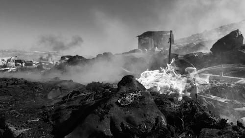 Деревня аль-Кабун. Житель:ницы сожгли то, что не смогли увезти. Фотография Романа Левина.