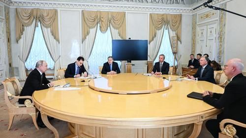 Владимир Путин, Юрий Ушаков, Стив Уиткофф и Кирилл Дмитриев на переговорах в Константиновском дворце, 21 октября 2026 года