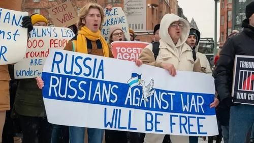 Роман Голиков (справа) с его другом Александром на антивоенной акции в Финляндии
