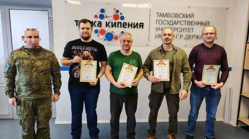 Сотрудники бюро позируют с военным