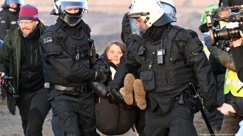 Полицейские задерживают Грету Тунберг на протесте в Лютцерате