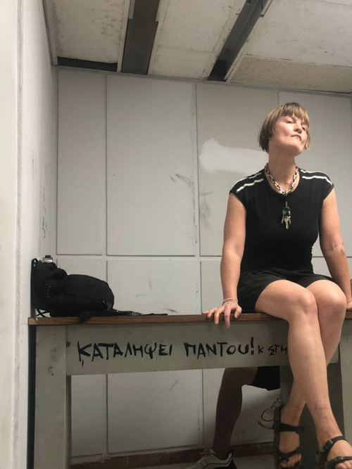 Фото из полицейского участка. Надпись на столе обозначает: «СКВОТИРУЙТЕ ВЕЗДЕ. И ОВД ТОЖЕ». 