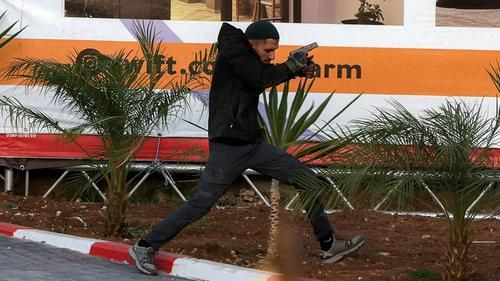 Один из двух вооруженных палестинцев во время перестрелки с израильскими силами на северном контрольно-пропускном пункте Хеврона