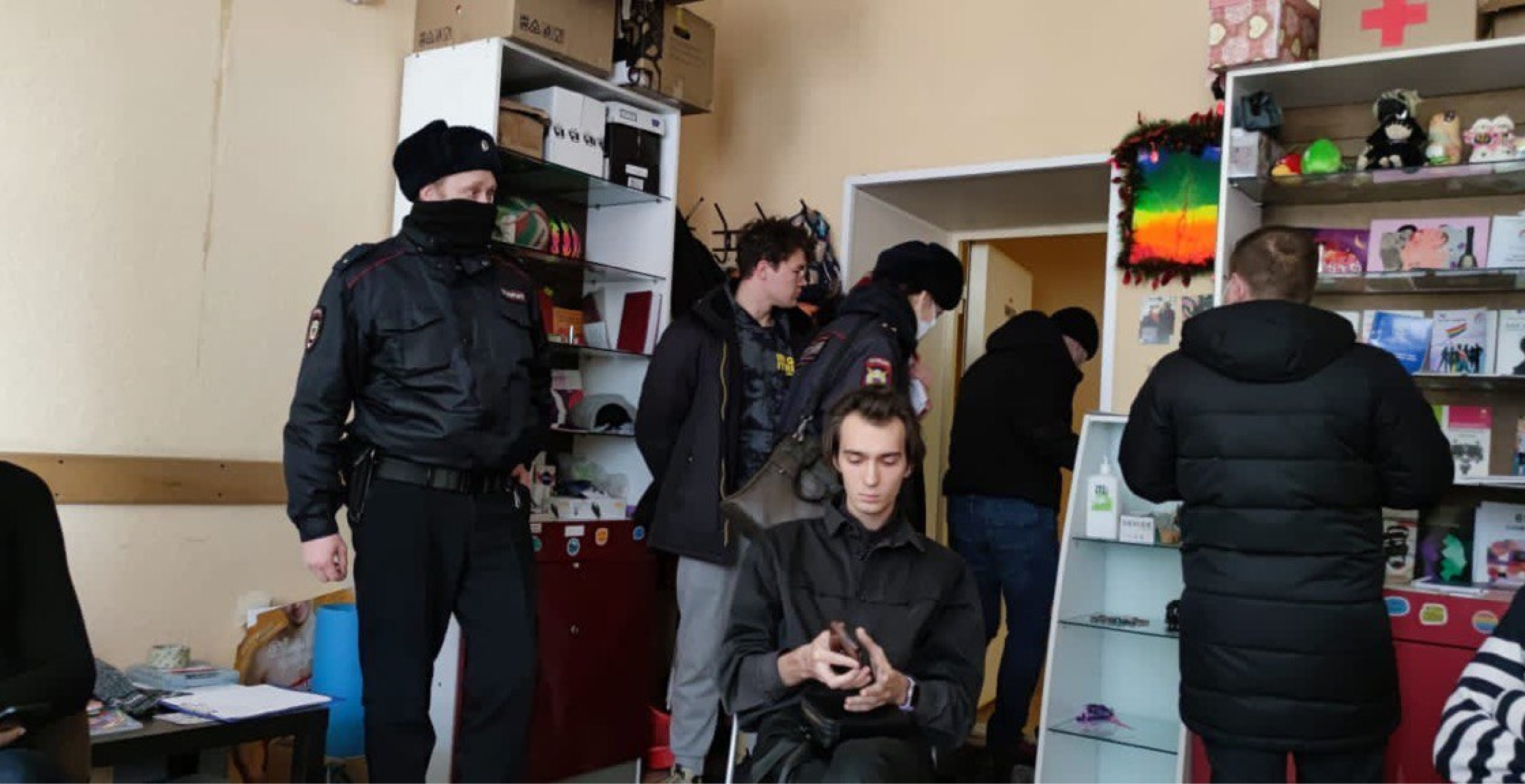 Полиция и Центр «Э» проводят обыск в комьюнити-центре движения «Маяк»