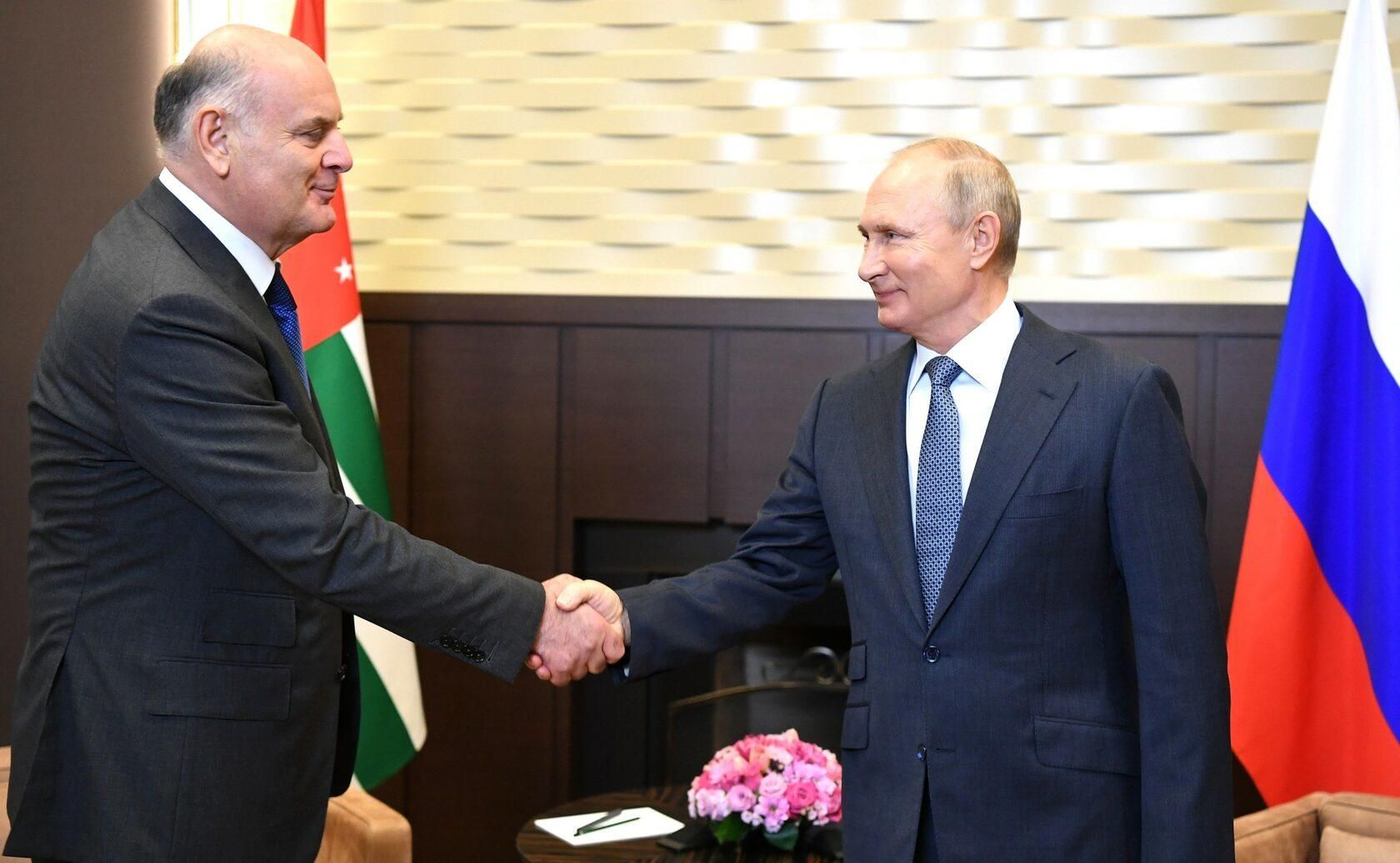 Фото: переговоры Аслана Бжании и Владимира Путина, президентов Абхазии и России