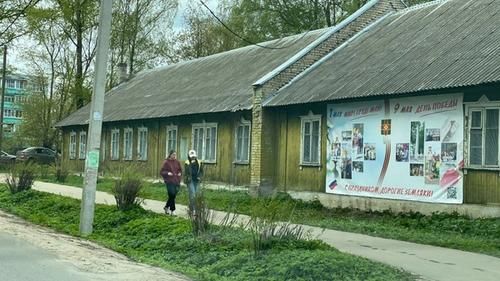 Место поджога военкомата закрыли баннером к 9 мая