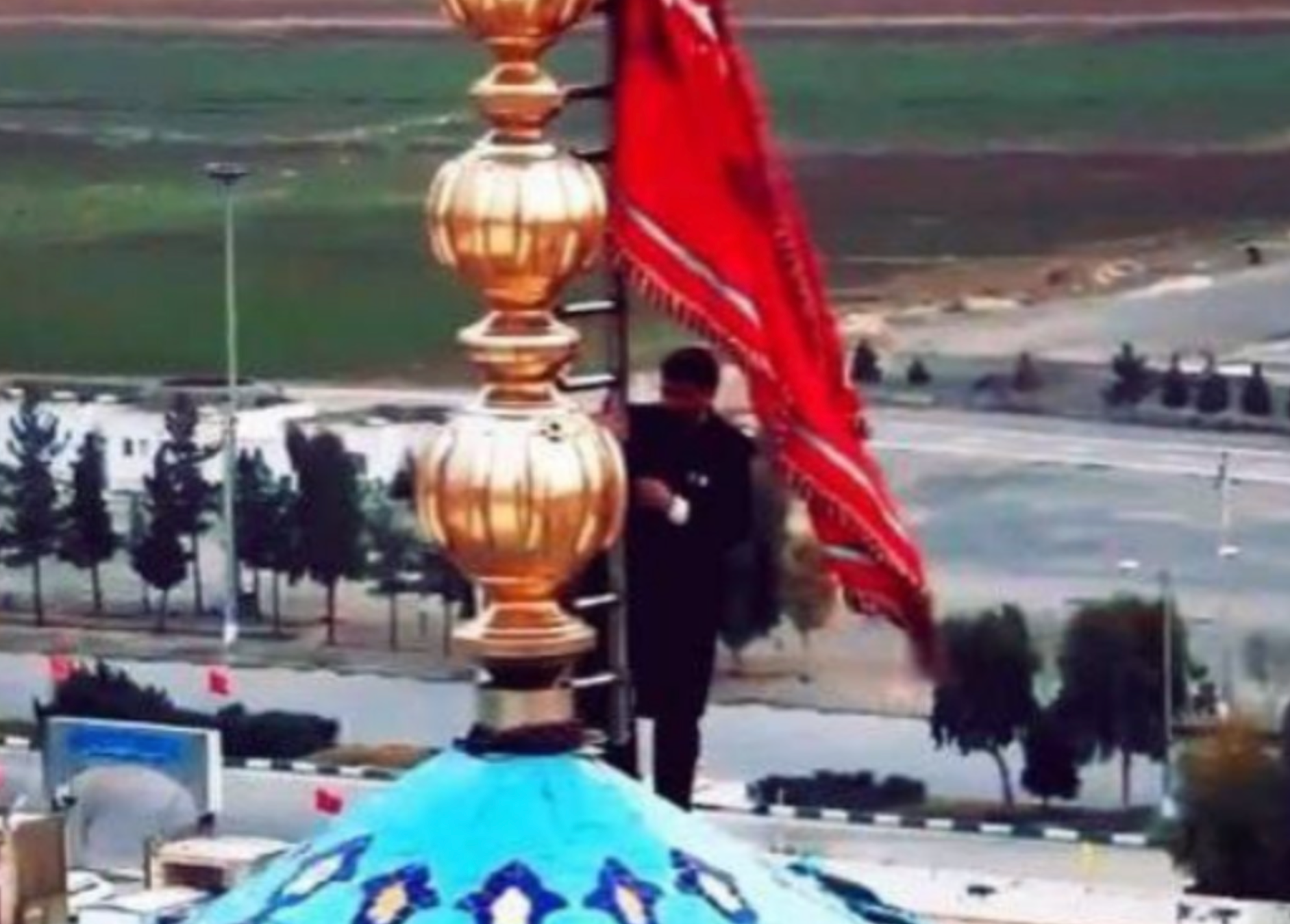 Красный флаг над куполом мечети Джамкаран