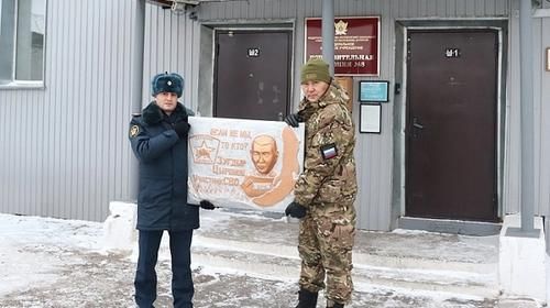 Сотрудники бурятской колонии с мемориальной доской, сделанной заключенными