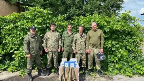 Передача «парамилитарного груза» главой Петербургских Академистов Владиславом Евпятьевым (второй слева) и главой Омских Академистов Артемом Лоскутовом (четвертый слева) «Народной Милиции ЛНР» в городе Балаклея