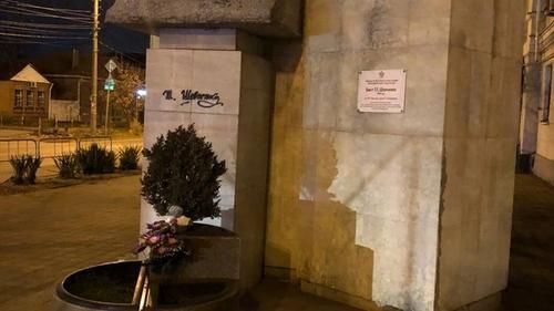 Стихийный мемориал погибшим в Днепре в Краснодаре