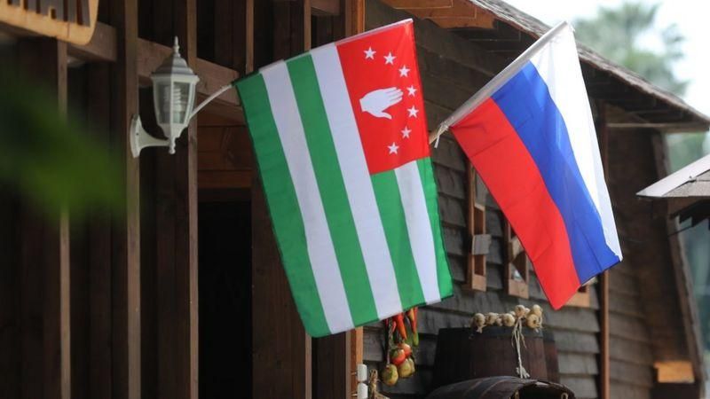 Фото: Флаги Абхазии и России