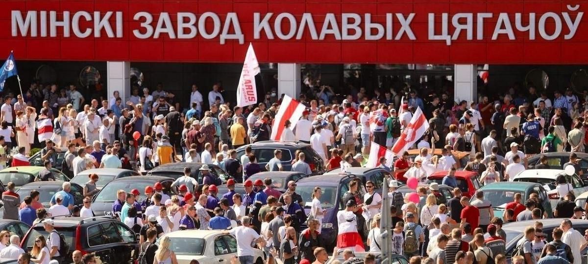 Забастовщи_цы и другие протестующие перед заводом МЗКТ