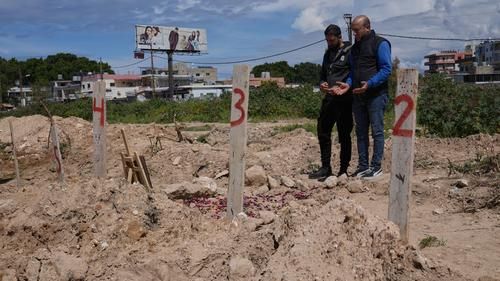 Ливанцы молятся рядом с массовыми захоронениями убитых израильскими войсками