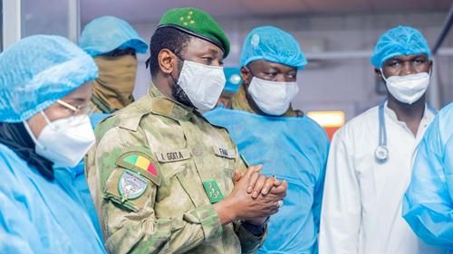 Ассими Гойта посещает раненых мирных жителей и военнослужащих в Бамако 28 апреля 2026 года