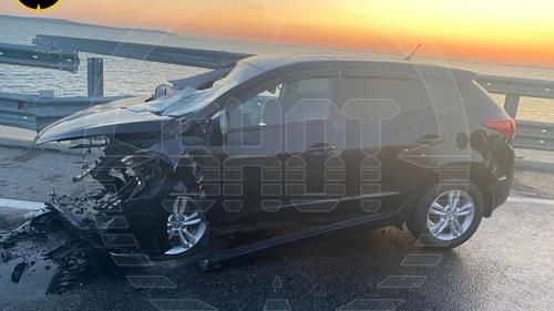 Поврежденный автомобиль на Крымском мосту.