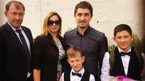 Семья Ашаевых. Слева сам Дмитрий, рядом с ним жена Раиса. Посередине самый младший сын Артем, над ним Алексей, а справа — Александр. 