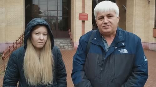 Александр Швец в ноябре 2025 года возле здания Подольского суда