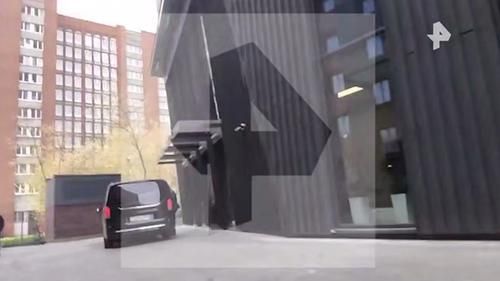 Силовики у зданию «Эксмо»