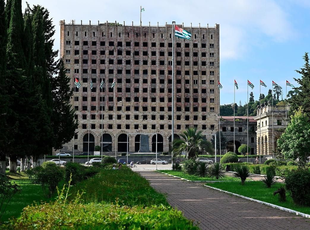 Фото: Здание Совета министров Абхазии в Сухуме до сих пор носит на себе отпечатки войны