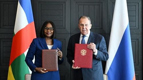 Министр иностранных дел РФ Сергей Лавров и министр иностранных дел ЦАР Сильви Байпо-Темон во время церемонии подписания соглашения об основах отношений между Россией и ЦАР в Москве