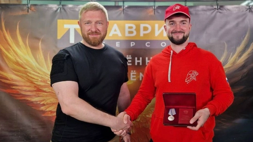 Александр Малькевич вручает Серафиму Иванову медаль «За отвагу»