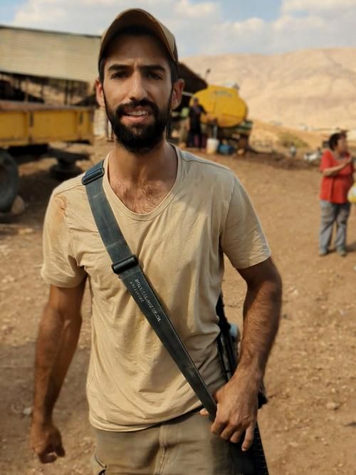 12 октября. Моше Шарвит в Хамре с винтовкой. Фотография Романа Левина.