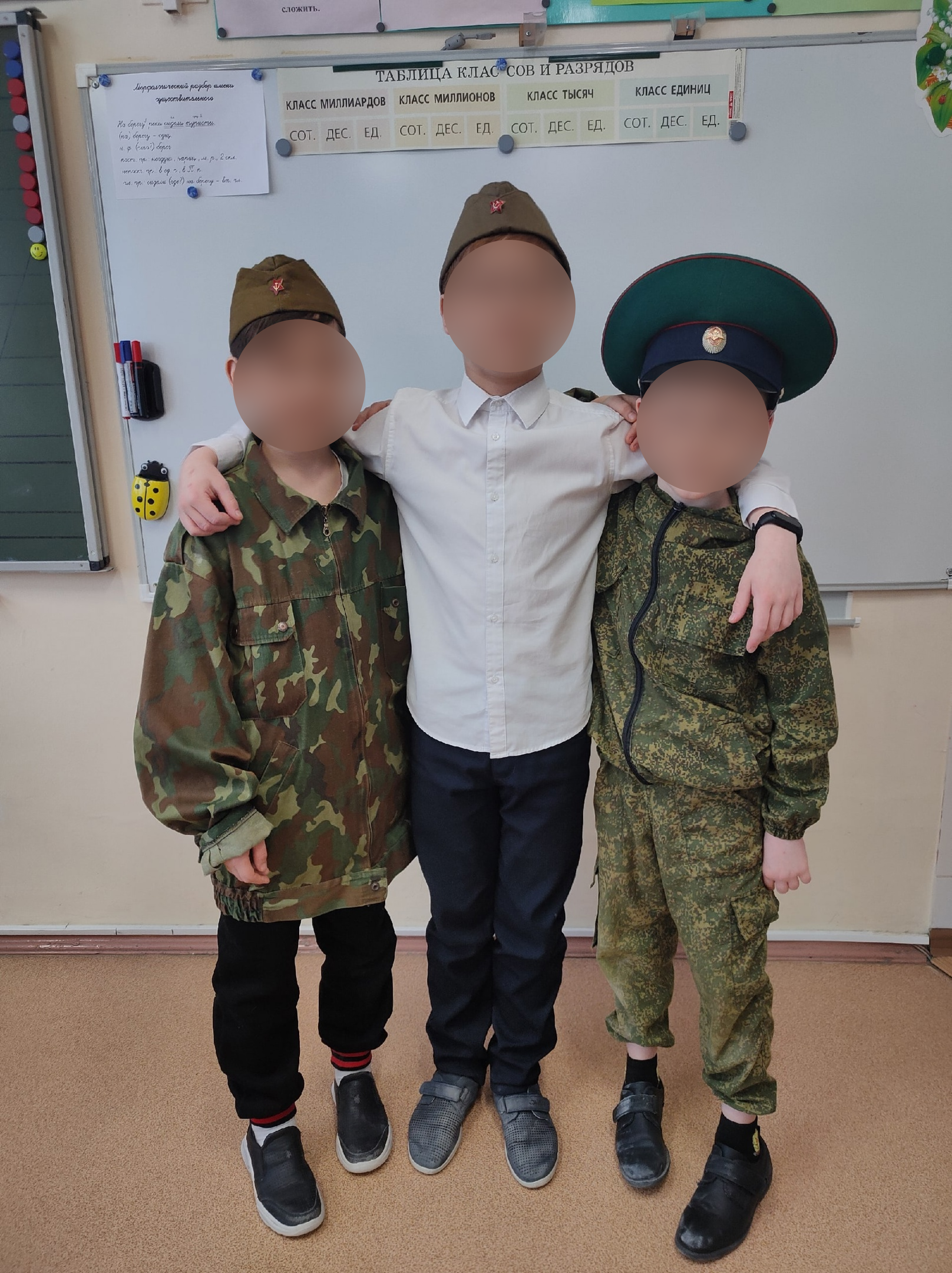 Дети в военной форме своих родственников на день войск национальной гвардии в школе Новоуральска