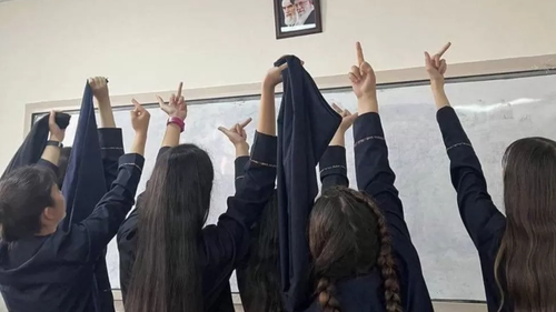 Школьницы Ирана сняли хиджабы в знак протеста
