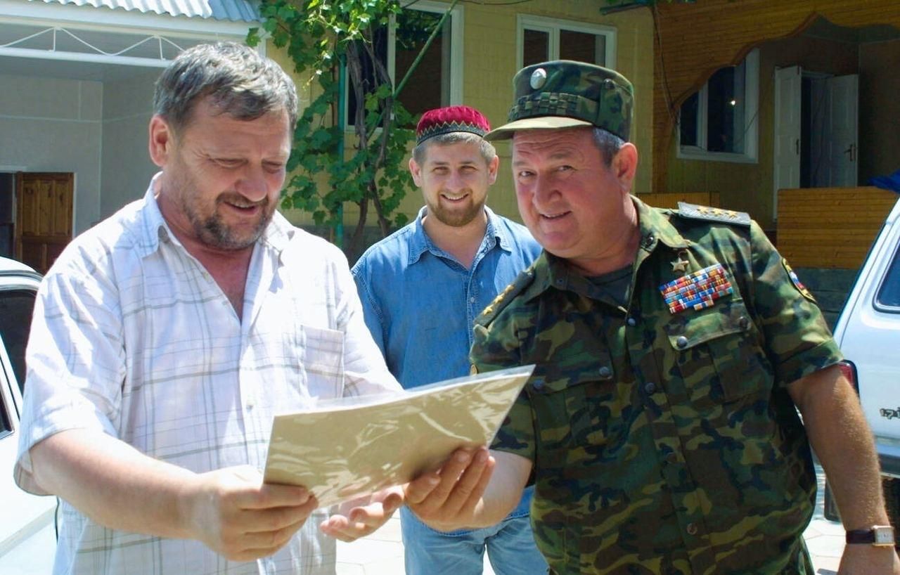 Слева направо: Ахмат Кадыров, Рамзан Кадыров, командующий российскими войсками в Чечне Геннадий Трошев