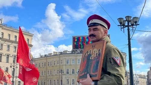 Во время крестного хода в Санкт-Петербурге часть верующих несли иконы с Николаем II и его семьей 