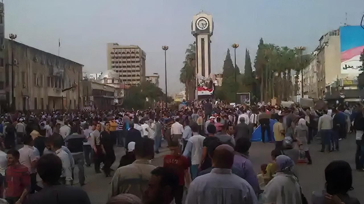 Люди собираются на Часовой площади Хомса в апреле 2011 года