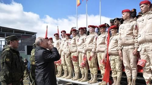 Владимир Путин с участни:цами «Юнармии» на полевом смотре войск во время военных маневров «Восток-2018» на забайкальском полигоне «Цугол», 13 сентября 2018 года