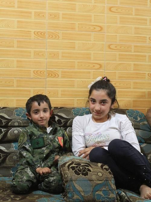 Ребенок в военной форме YPG — Отрядов народной самообороны (2021). 