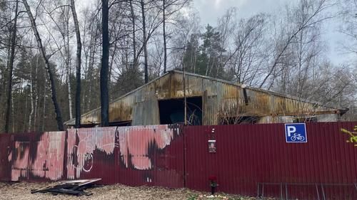 Активисты повесили на заборе сгоревшего строения фотографию погибшего экозащитника Владимира Рогова