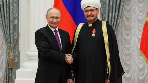 Награждение орденом «За доблестный труд» муфтия, председателя ДУМ Равиля Гайнутдинова. 4 ноября 2025 года