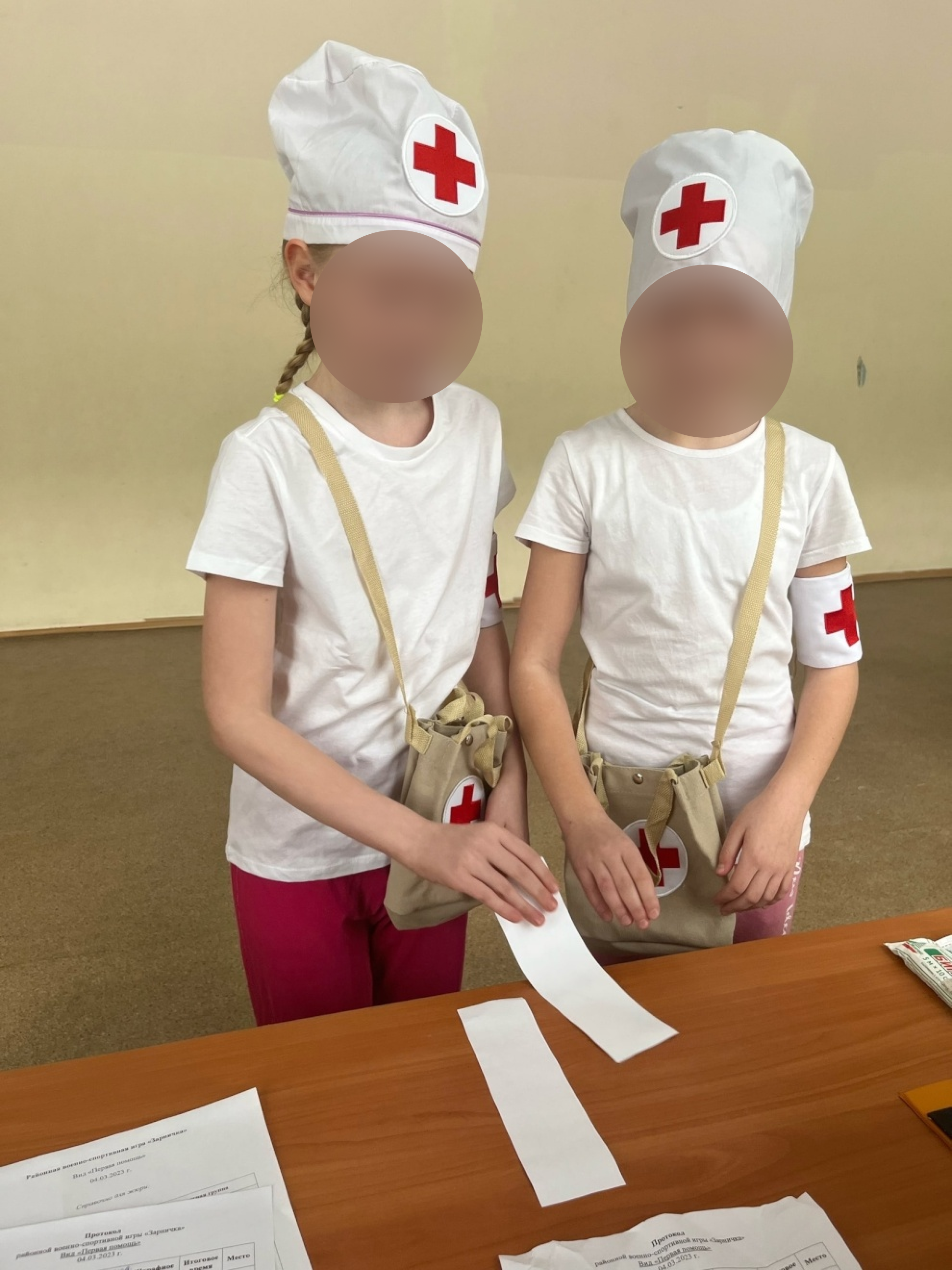 Девочки в форме медсестер во время игры «Зарничка» в Санкт-Петербурге