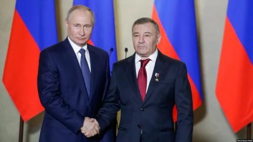 Владимир Путин (слева) и олигарх Аркадий Ротенберг (справа)
