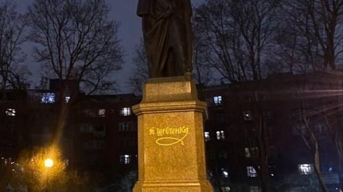 Стихийный мемориал погибшим в Днепре в Петербурге