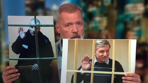 Дмитрий Муратов показывает в эфире CNN фотографии российских политзаключенных, сентябрь 2026 года
