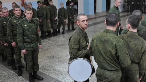 Срочников в армии называют «слонами», неуклюжими существами, исполняющими любые приказы