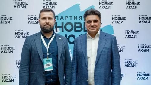 Никита Изюмов (слева) с основателем партии «Новые люди» Алексеем Нечаевым