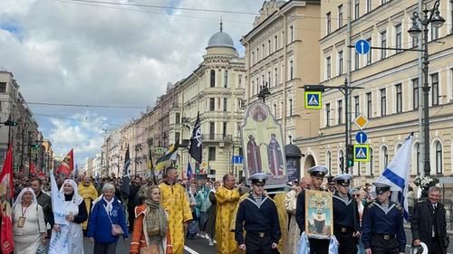 Перед выборами в Госдуму в Санкт-Петербурге прошел крестный ход с мощами Димитрия Донского и иконой Ивана Грозного