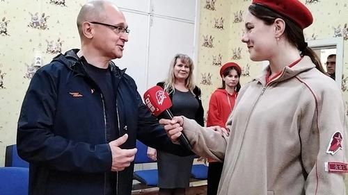Юнармейка берет интервью у Сергея Кириенко в Херсонской области
