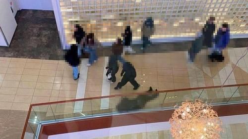 На полу первого этажа ТЦ «Аура» лежал юноша