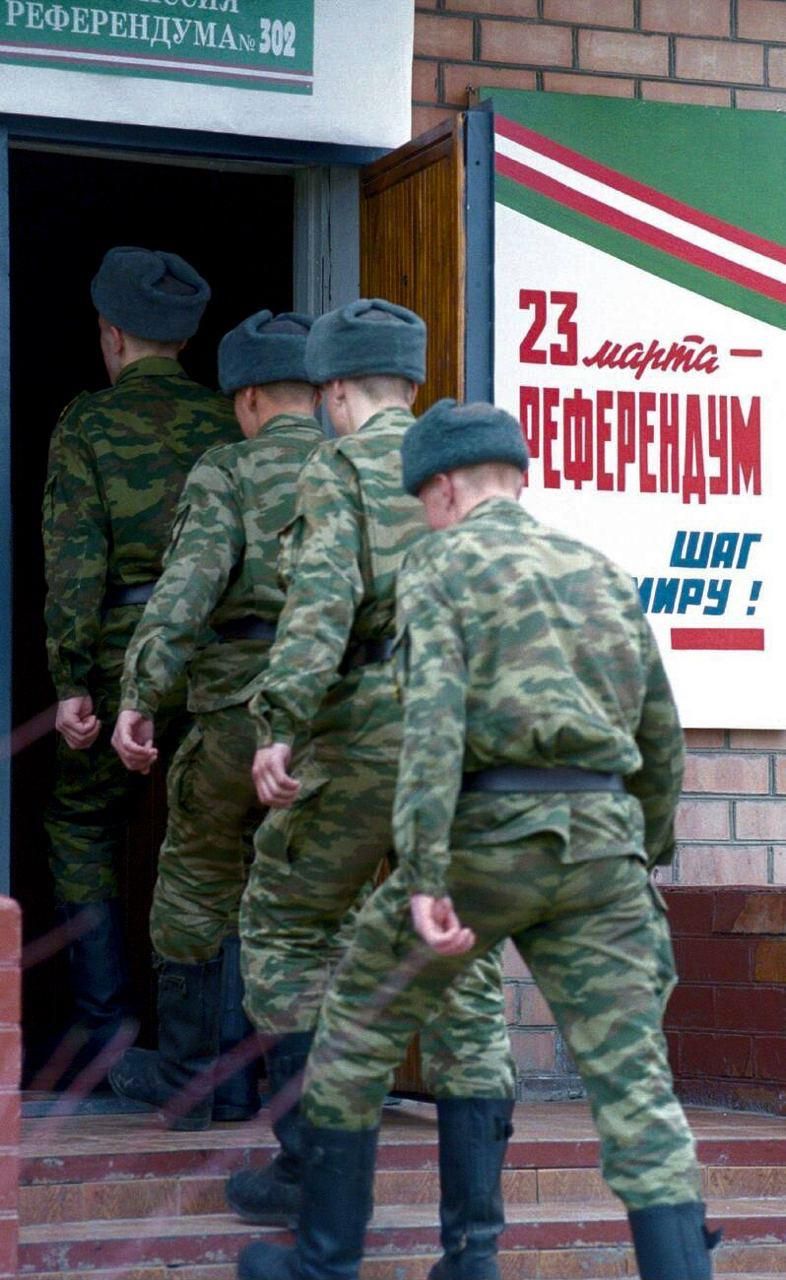 Российские солдаты участвуют в референдуме