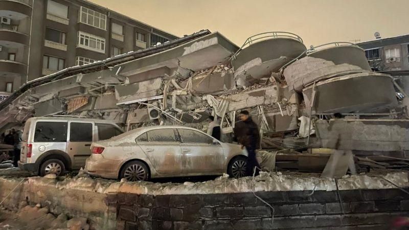 Обломки зданий и поврежденных автомобилей в турецкой Малатье