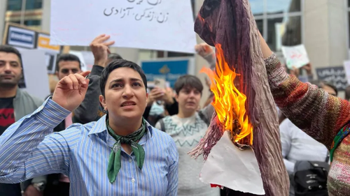 Иранские демонстрантки сжигают шарф 